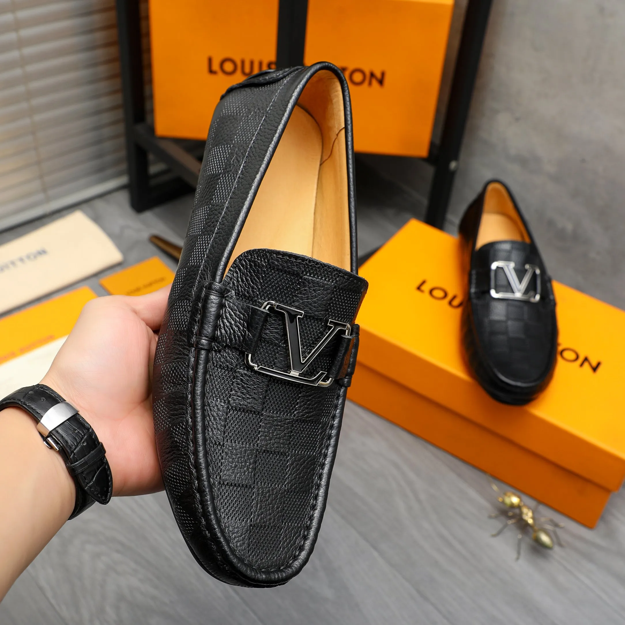 Men's shoes 💰p380 Product trademark: LV "Louis Vuitton" casual slip-on men's shoes Regular size: 38-45 Product materials: Selected classic embossed plaid upper, pigskin lining, rubber outsole